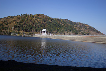 大池塘摄影照片_大池塘附近的山脉和海岸