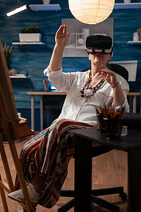 退休艺术家在素描前使用虚拟现实护目镜可视化 3D 模型以获得灵感
