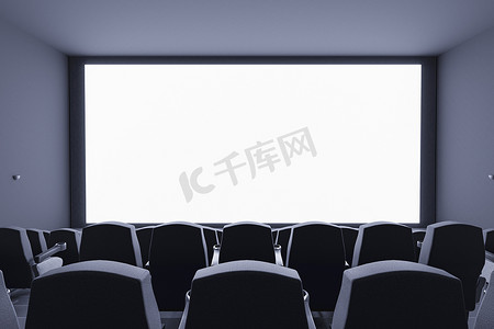 有成排椅子和屏幕的电影院