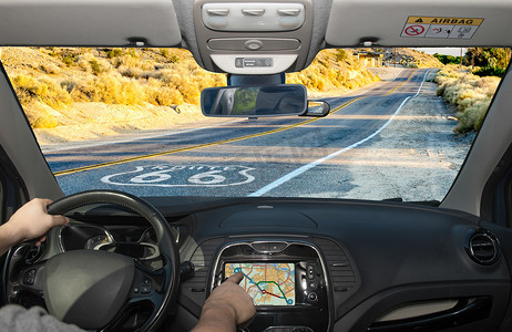 在美国加利福尼亚州历史悠久的 66 号公路上使用 GPS 驾驶