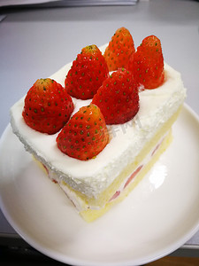 甜品盘子摄影照片_草莓老鼠蛋糕 甜甜的泰国自制蛋糕甜品