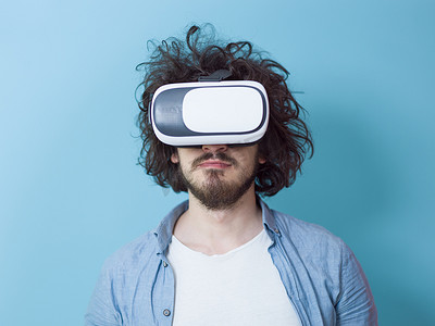 使用 VR 耳机眼镜的虚拟现实的人