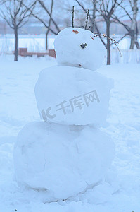 冬天雪人在公园里。垂直照片