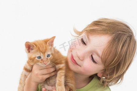 可爱的男孩抱着小猫