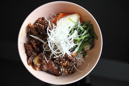 鱼香肉丝盖饭摄影照片_牛丼，日本牛肉盖饭。