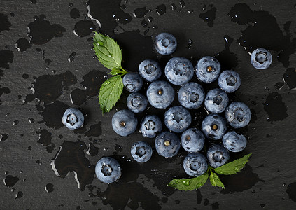 黑板上洗过的新鲜蓝莓的特写