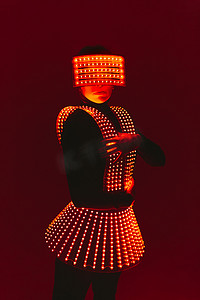 迪斯科舞者穿着 UV 紫外线套装移动。
