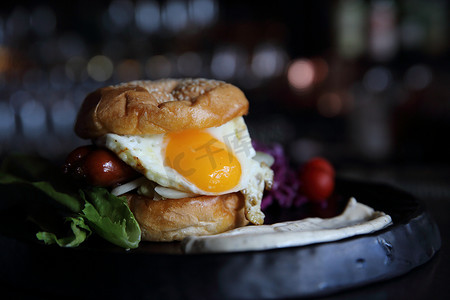 鸡蛋汉堡摄影照片_汉堡配香肠和鸡蛋