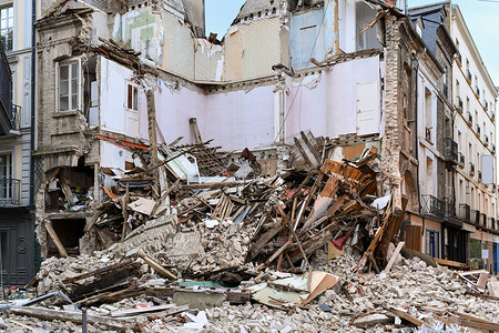地震后毁坏的房子