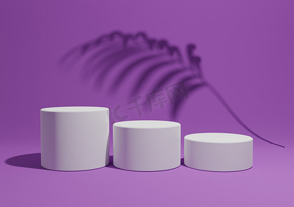 明亮的紫色、紫色、3D 渲染一个简单、最小的产品展示组合背景，在自然产品的背景中有三个讲台或展台和棕榈叶阴影