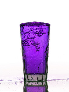 玻璃溅紫色柠檬水隔离在白色背景