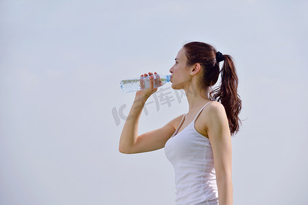 健身运动后年轻美女喝水