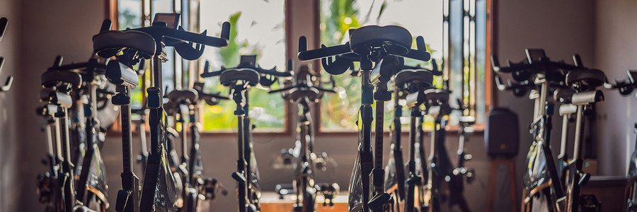 团体课程的自行车在体育俱乐部 BANNER，LONG FORMAT 中努力锻炼