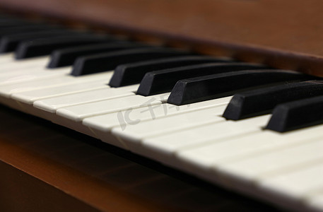 老式钢琴摄影照片_关闭旧老式钢琴键盘