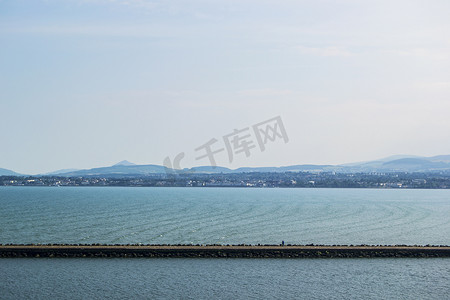 夏季海边平静的海面