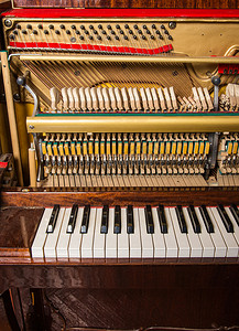 老式钢琴摄影照片_内部元素老式钢琴的特写
