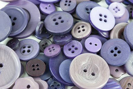 紫色衣服摄影照片_各种紫色按钮的选择选择