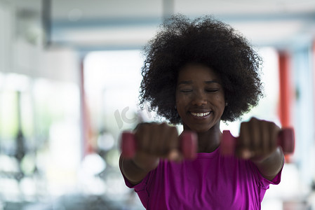 在运动量来找到哑铃的运动量来找到健身房锻炼的女人