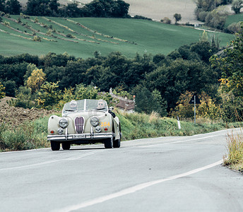 JAGUAR XK 140 OTS SE 1954 在 2020 年意大利著名历史赛事 Mille Miglia 拉力赛中的一辆旧赛车上（1927-1957