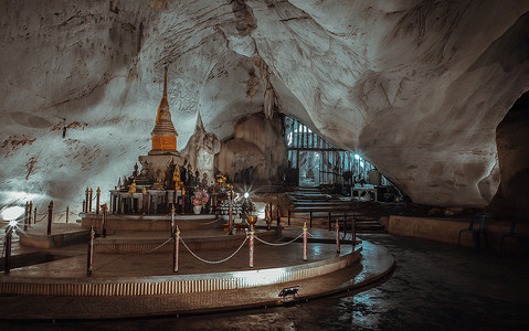 虚空藏菩萨摄影照片_Wat Tham Phra Phothisat 或菩萨石窟寺内的佛像或佛像。