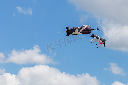 风筝玩具摄影照片_风筝在蔚蓝的天空中飞翔。