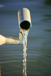 流水管道摄影照片_管道和流水