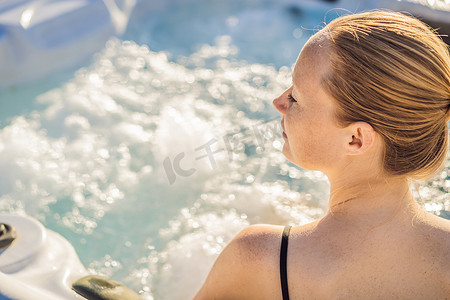 在绿色大山的背景下享受快乐旅行时刻假期生活的年轻无忧无虑的快乐微笑女人在热水浴缸中放松的肖像