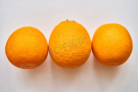 桌上的一组橘子