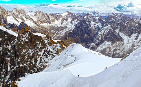 沙冰摄影照片_两组登山运动员在法国阿尔卑斯山夏蒙尼勃朗峰的雪冰川坡上行走。