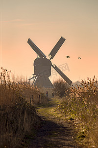 荷兰阿尔布拉瑟丹运河中部联合国教科文组织遗产风车剪影的暮光日出