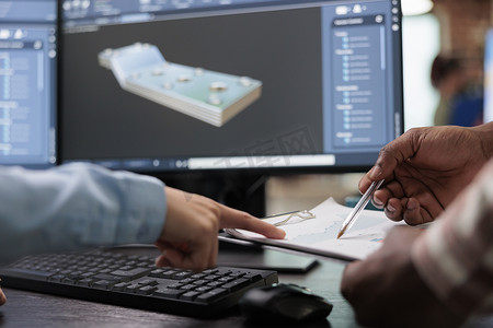 使用剪贴板和高级 3D 建模软件打开的创意产业员工特写