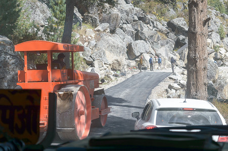印度卡扎 2019 年 5 月 — 一辆道路施工压路车（重型设备工程车），用于填埋压实土壤、碎石、混凝土或沥青，以修复和维护道路。