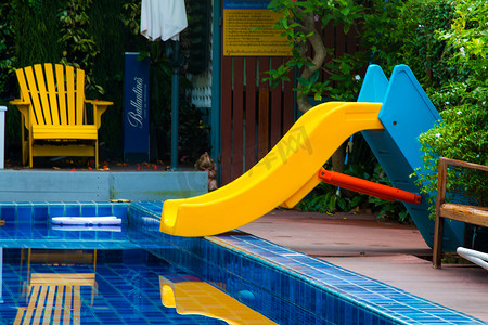 游泳管摄影照片_泳池滑梯游泳公共泳池滑梯蓝水户外