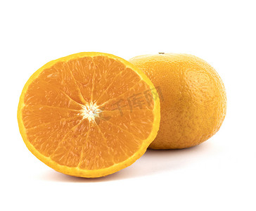 在白色背景上分离的新鲜脐橙。