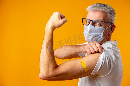 黄色背景的老人接种了冠状病毒疫苗