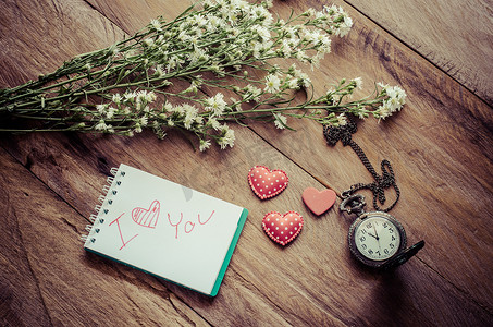 注意到一封震惊的信“我爱你”和放在纸旁边的心形花钟 - 情人节的概念。