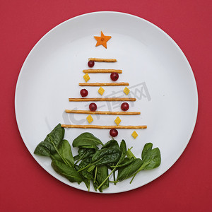 美食圣诞树摄影照片_创意食用圣诞树，美食艺术极简主义。