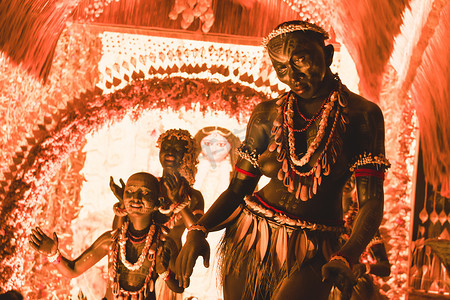 印度加尔各答，2017 年 9 月 26 日 — 传统部落桑塔尔或桑塔尔族舞者的装饰艺术和工艺雕塑，穿着传统服装，穿着著名的杜尔加普贾潘达尔 (Durga Puja pandal)。