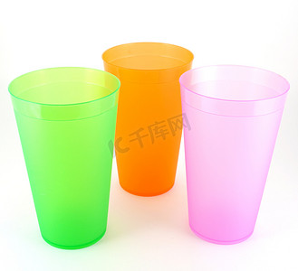白色上的绿色、橙色和粉色杯子