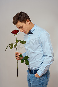 男士白色衬衫摄影照片_浪漫男士红玫瑰浅色衬衫裤套装