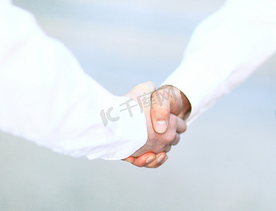 握手你好摄影照片_握手的两个商人