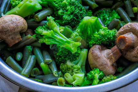 用不锈钢漏勺煮的绿色蔬菜 — 全幅特写
