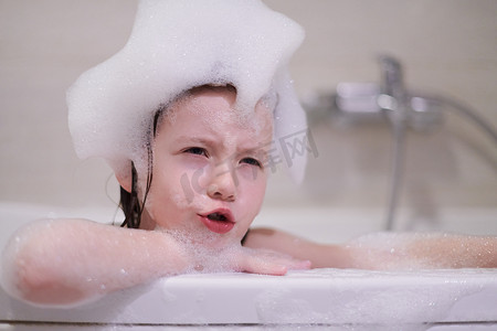 洗澡的小女孩玩肥皂泡沫