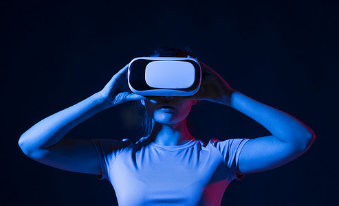 年轻女性开发人员、设计师或建筑师使用 VR 耳机设计新产品或使用 VR 技术的技术。