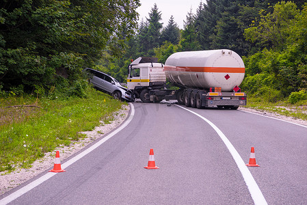 卡车和汽车碰撞事故
