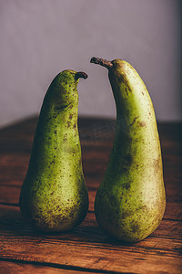 木桌上的两个绿色梨