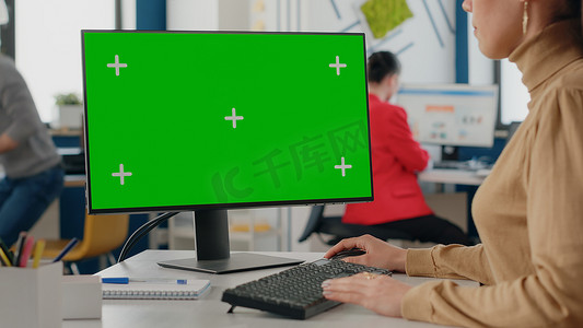 在显示器上使用绿屏的员工特写