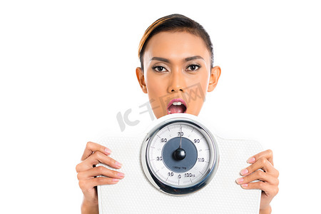体重秤减肥的亚洲女性