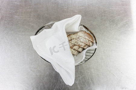 拾起摄影照片_等待在餐馆厨房被拾起的面包篮