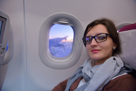 坐飞机旅行的女人